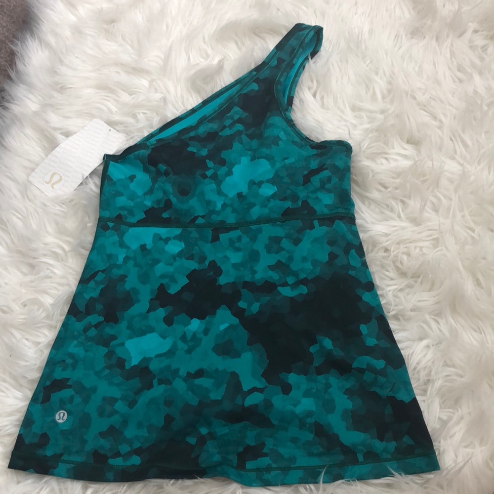 Women’s NWT Lululemon top.